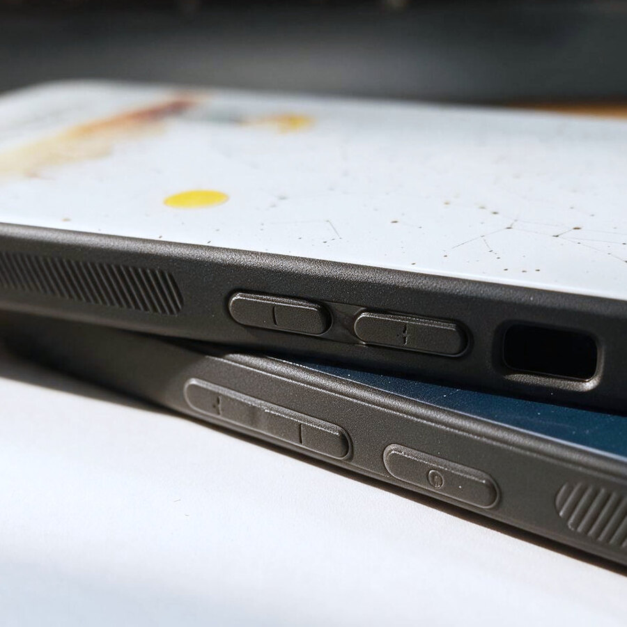 Detail krytu s přesnými výřezy pro tlačítka a konektor